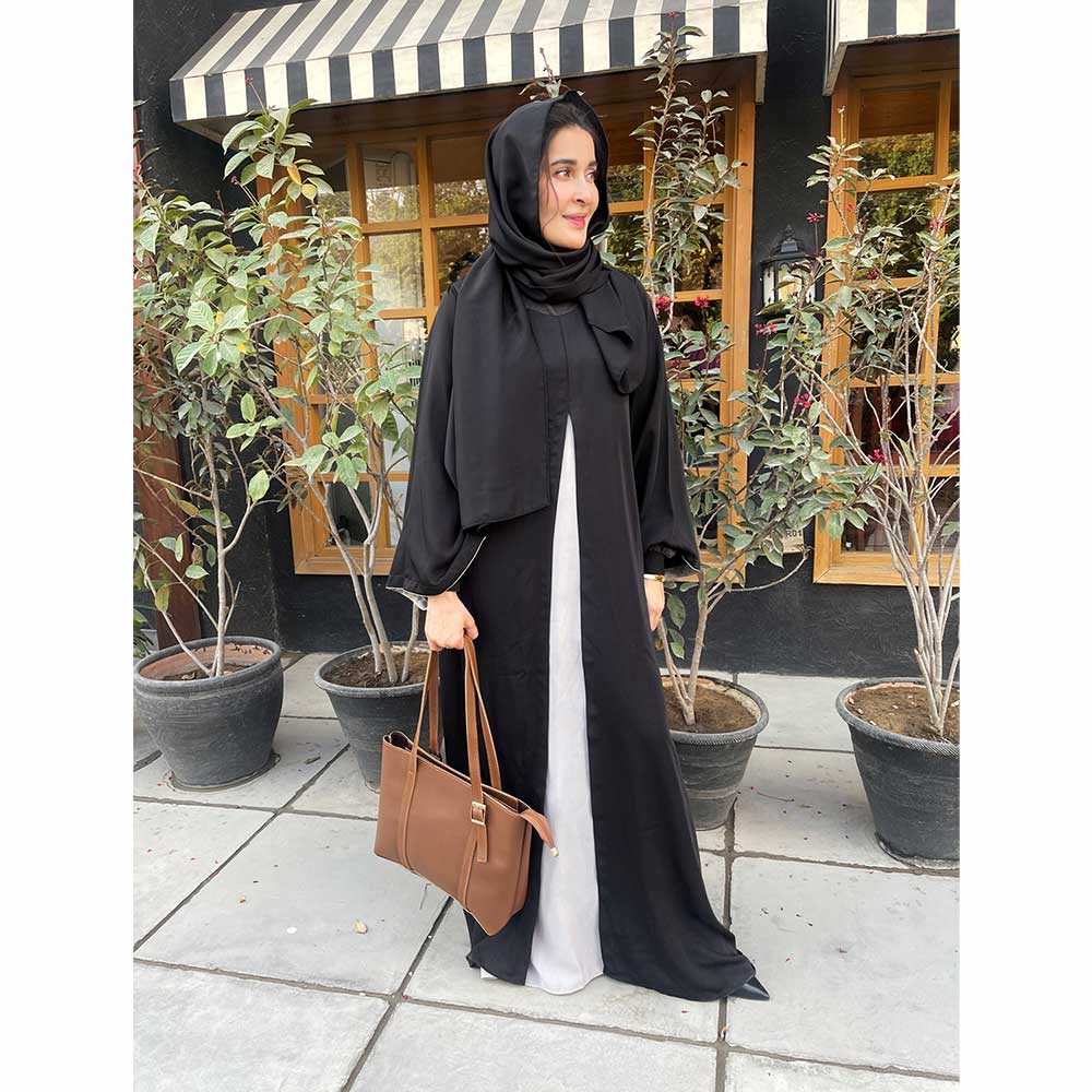 Black Abaya design for women in Pakistan